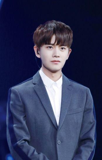 r任嘉伦照片,光影交织下的古装美男